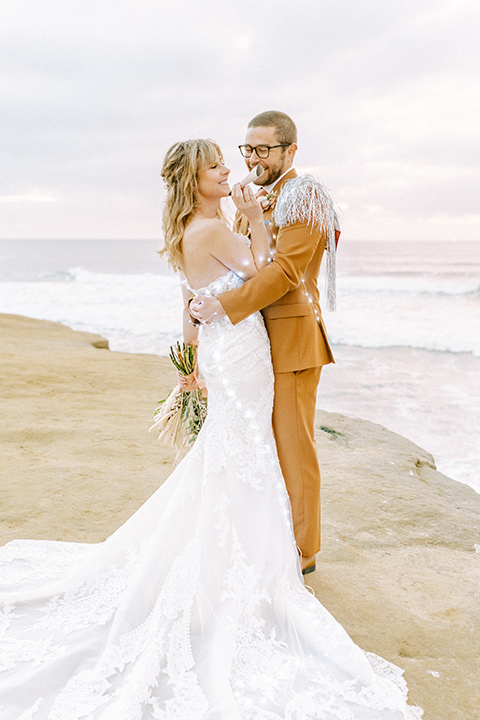  sunset cliffs elopement with confetti poppers and a chic picnic – couple kissing