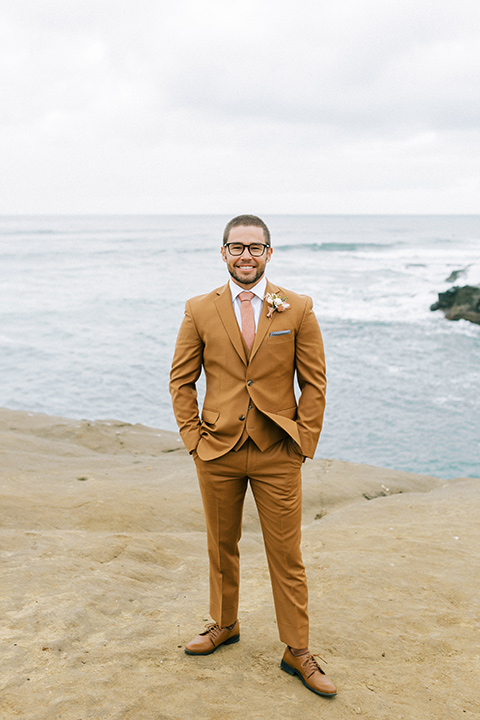  sunset cliffs elopement with confetti poppers and a chic picnic – groom