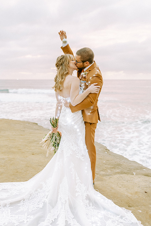  sunset cliffs elopement with confetti poppers and a chic picnic – couple kissing 