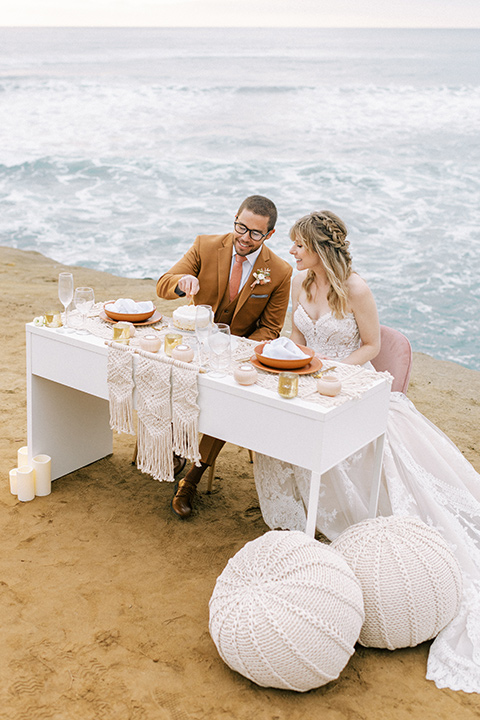  sunset cliffs elopement with confetti poppers and a chic picnic – couple at sweetheart table 