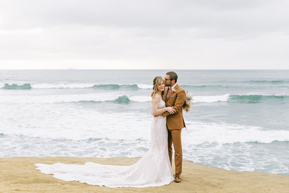  sunset cliffs elopement with confetti poppers and a chic picnic – couple on the sand