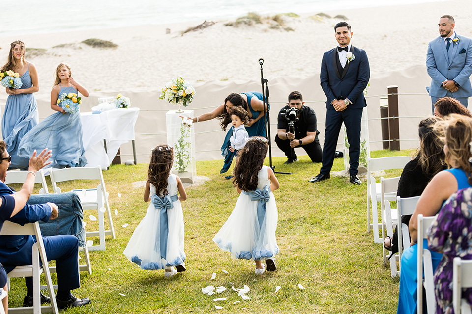  blue wedding on the sand - flower girls 
