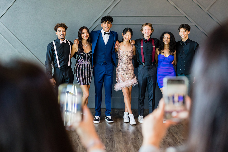  winter formal dance checklist and style tips – parents taking a picture of their kids before the dance