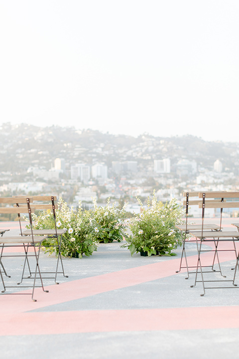 a trendy black and white wedding with modern details - ceremony décor 