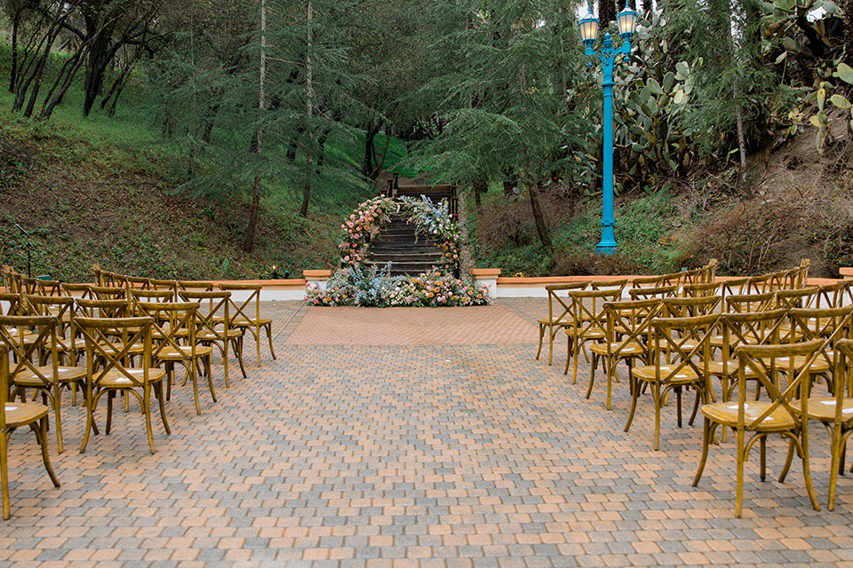  a colorful wedding with black tie style - ceremony décor 