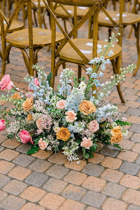  a colorful wedding with black tie style - ceremony décor 