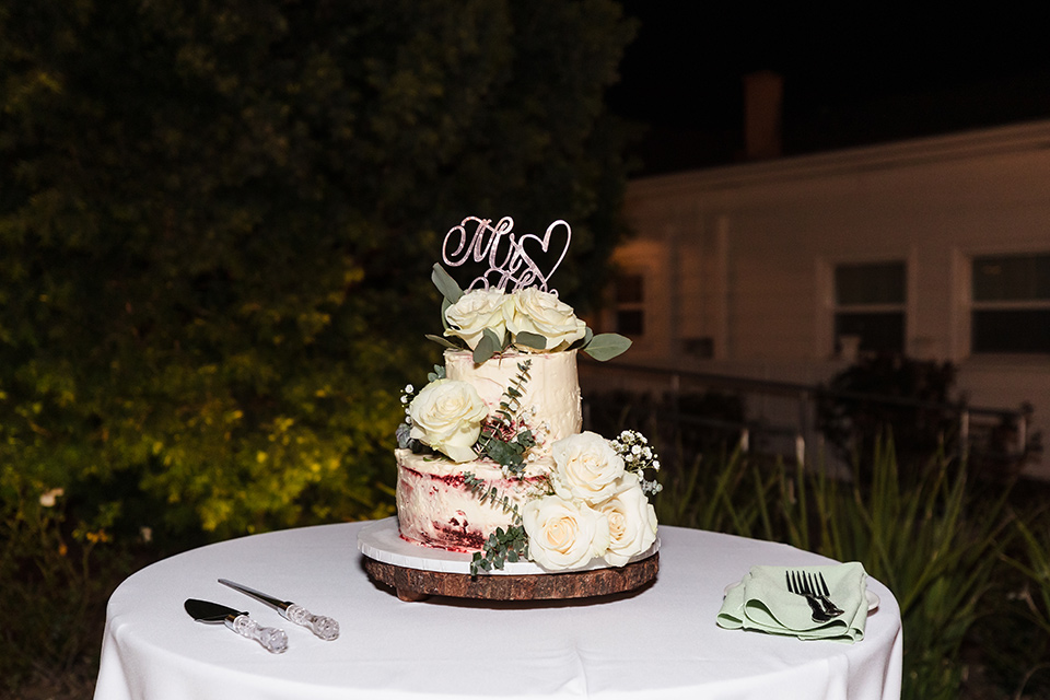 a romantic garden-rustic wedding with black and neutral décor elements and brick venue – cake 