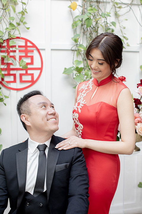  a modern Chinese wedding with a traditional tea ceremony – couple sitting 