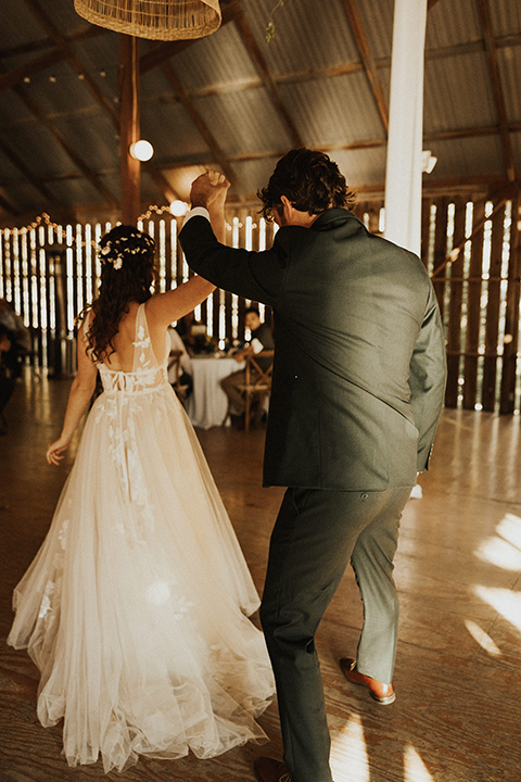  green and orange wedding in the woods with a rustic bohemian vibe – first dance 