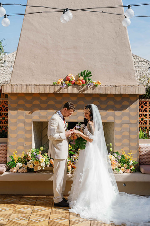  tropical and fun wedding at the Ryder Hotel – ceremony + first kiss 