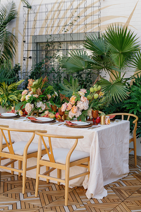  tropical and fun wedding at the Ryder Hotel – reception décor + tables 